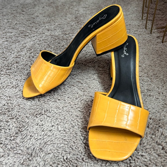 Qupid yellow croco pattern low heeled sandal - Picture 2 of 3